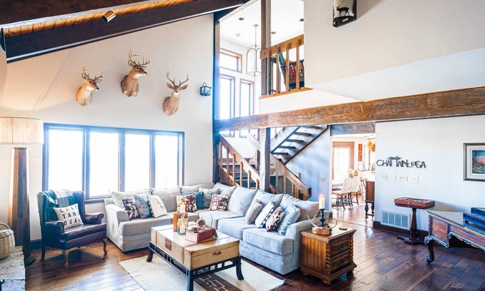 Mountain Creek Casa | Winterbrow Lodge ★ Hot Tub ★ Vaulted Oak Ceilings