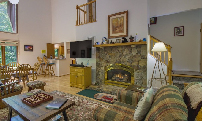 Chestnut Springs Cabaña | Wintergreen Resort Home With Deck + Fire Pit!