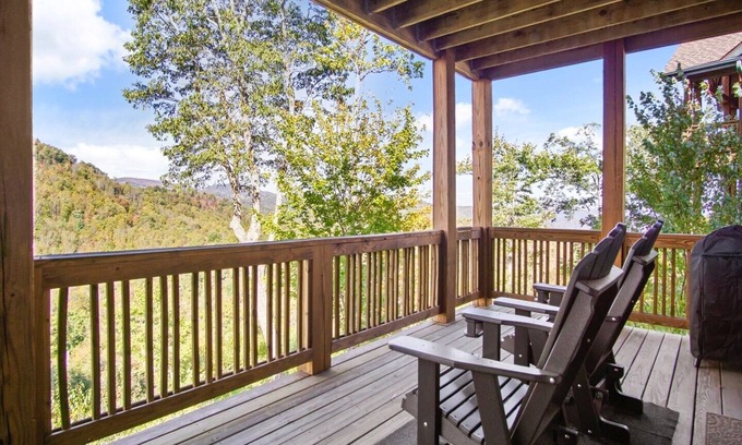 Banner Elk Condominio | Wintergreens R822: Nivel de entrada, vista a la montaña, piscinas, gimnasio, cerca de las atracciones del país