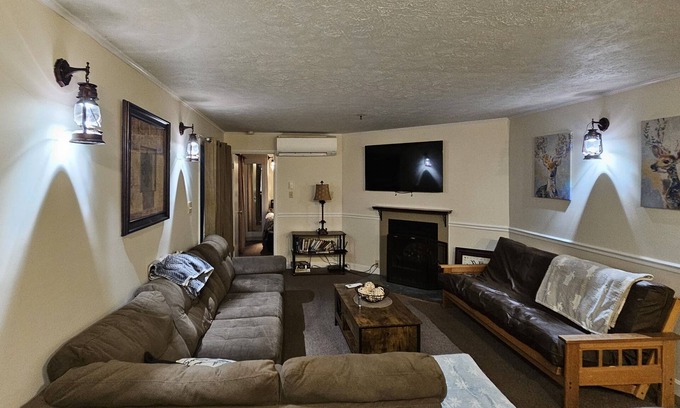 Ghent Condominio | Winterplace D106 Ski in Ski Out Condo First Floor