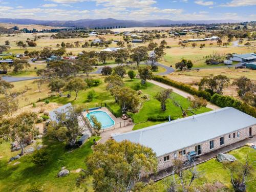 Moonbah Casa | Winterwood Lodge - 6mins Jindabyne Pets Allow Farm Stay-Swimming Pool Summer Only