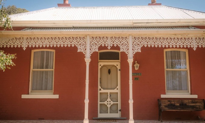 Maldon Cabaña | Winton Cottage Maldon - Heritage Home. Central Heating. Cozy Fireplace. On Sale