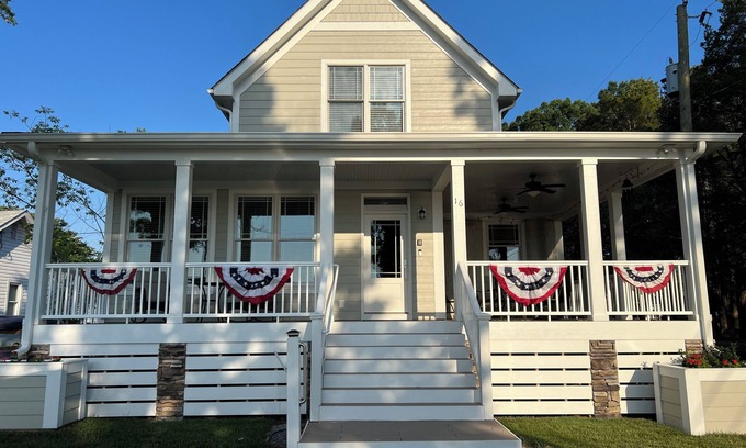 Colonial Beach Casa | Wirt Every Penny ~ A Quick Walk to The Beach with Beautiful Views of The River