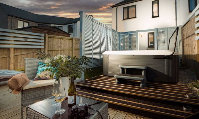 Crantock Casa | Wish You Were Here - A two-bedroom house with an enclosed garden, hot tub and open plan living just