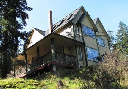 Sooke Cama Y Desayuno | Wisteria Honeymoon Cottage