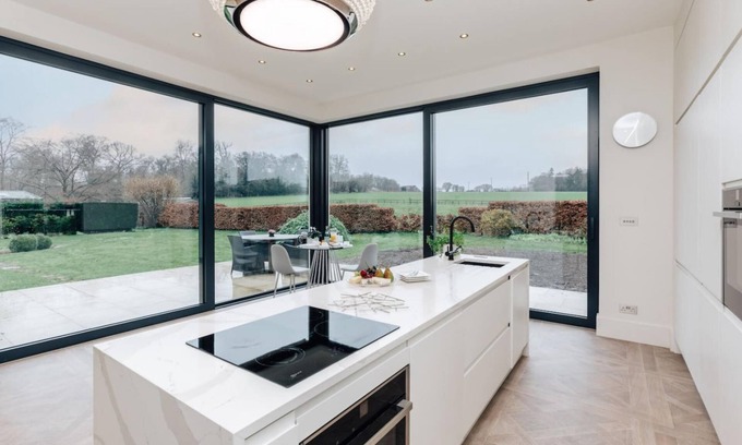 Medmenham Casa | Wisteria House - Sleeps 11