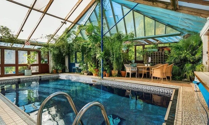 Dartmouth Cabaña | Wisteria Suite
