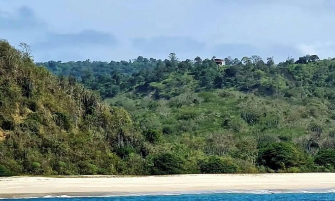 Puerto López Casa | with 360 degree view of national park beach and forest