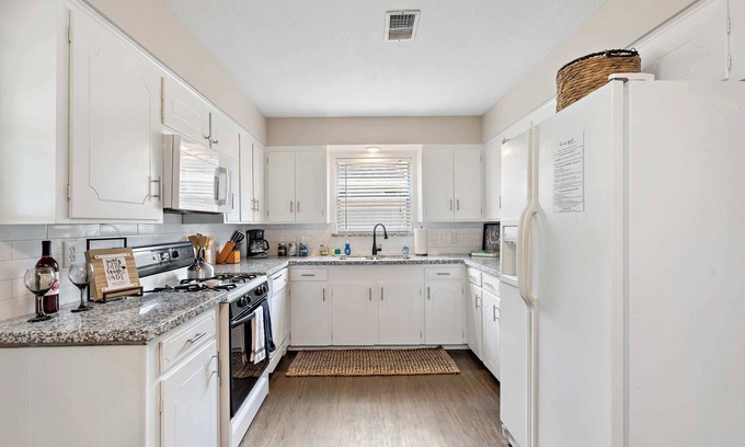 Deer Park Casa | with Arcade and Covered Patio Sleep 9 in this 4 Bedroom 2 Bath Home 5 star host