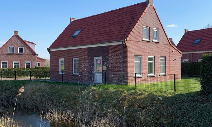 Breskens Casa | With its 4 bedrooms, this property can accommodate 8 people.