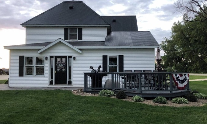 Dyersville Casa | Within Walking Distance of Field of Dreams Movie Site/MLB STADIUM