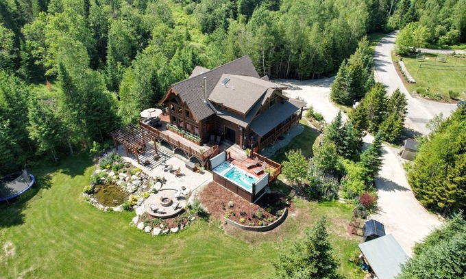 Bretton Woods Cabina | WM dream home in National Forest; AC, swimspa, beach, massage chair, and dog friendly!