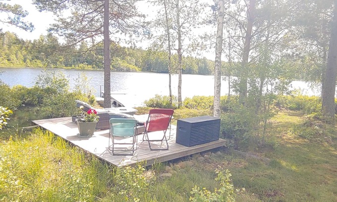 Sodra Vi Apartamento | Wohng. f. 2 pers en el lago del bosque cerca de Vimmerby, kl. Terraza con vista al lago, Ruderb., Embarcadero
