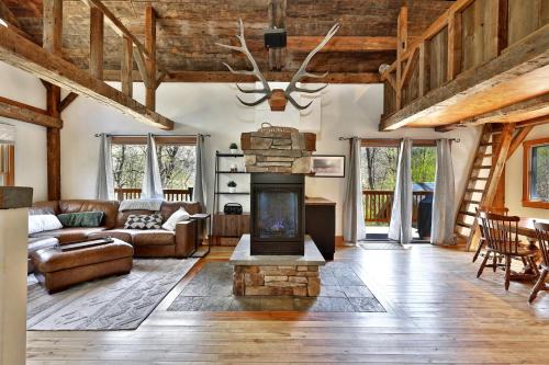 Killington Casa | Wobbly Cabin - 2 Bedroom - Charming Ski Home - Fireplace - WiFi - Close to Resort
