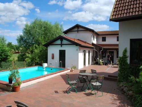 Dargun Apartamento | Wohnung in Dargun mit Pool und Streichelzoo, cleaning included