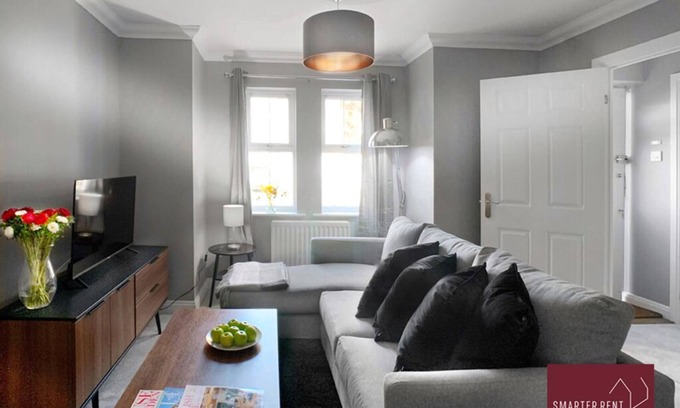 Knaphill Casa | Woking - Driveway Parking, Pets Welcome