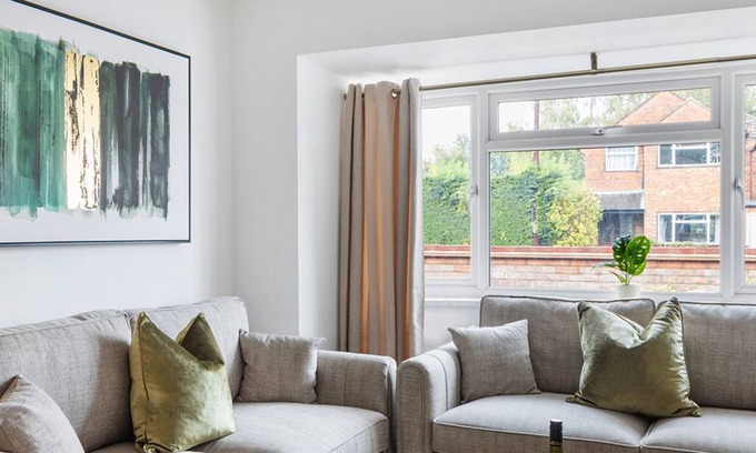 Knaphill Casa | Woking -Garden, Driveway Parking, 4Bed