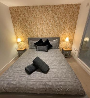 Woking Apartamento | Woking Stylish Ground Floor Flat with Free Parking Perfect for Business & Travellers