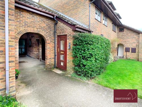 Wokingham Apartamento | Wokingham - 2 Bedroom Maisonette - With Parking