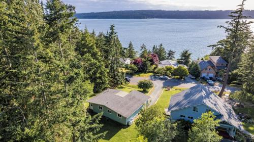 Langley Casa | Wolf Beach Cottage by AvantStay Harbor Views