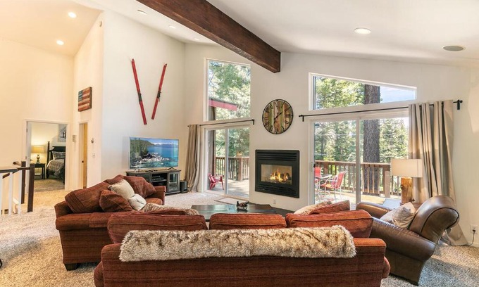 Tahoma Casa | Wolf Den - Bright Open Concept 3 Bedroom- Hot Tub, Pet-Friendly, Minutes from Skiing!