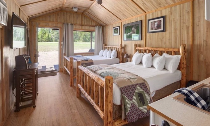 Coram Cabina | Wolf Den Cabin! 6 miles to Glacier!