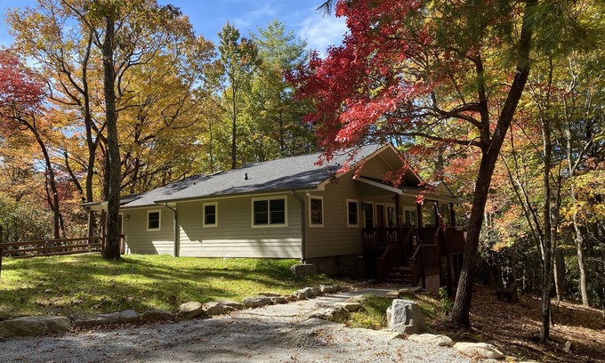 Lake Toxaway Casa | Wolf Ridge Retreat. Comfortable, peaceful retreat in the Blue Ridge Mountains