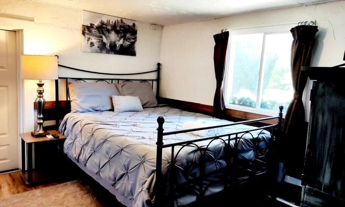 Noblesville Casa | Wolf's Cabin-Walk to Downtown Noblesville