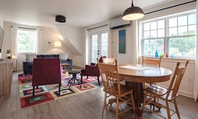 Wolfville Casa | Wolfville Fabulous Downtown Suite with Parking, AC, Laundry