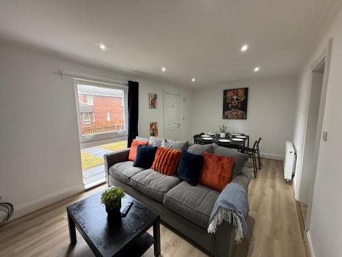 Yaxley Apartamento | Wolseley-5 Bedroom 2 Bath Sleeps 8 Ideal for Contractors
