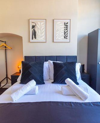 Tettenhall Casa | Wolverhampton 4 Bed home, Sleeps 7, Parking