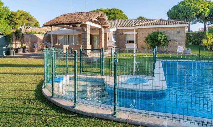El Puerto de Santa María Chalet De Esquí | Maravilloso chalet con piscina privada en urbanización Vistahermosa