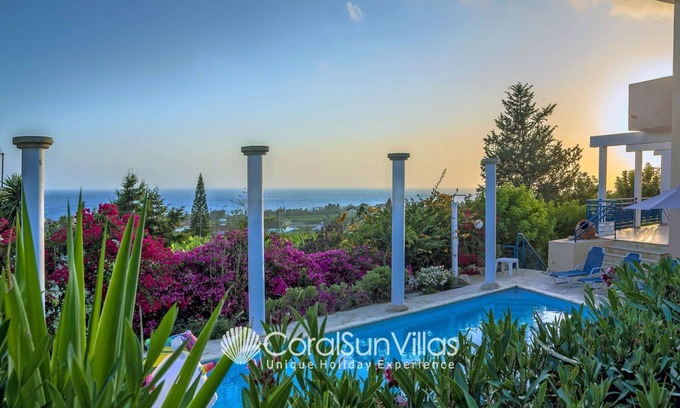 Pegeia Villa | Villa maravillosa. Propia piscina grande. Amplio jardín colorido