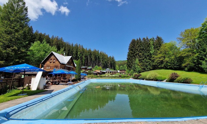 Mlade Buky Casa | Estupenda casa de vacaciones privada con piscina, WIFI, TV, terraza y mascotas permitida