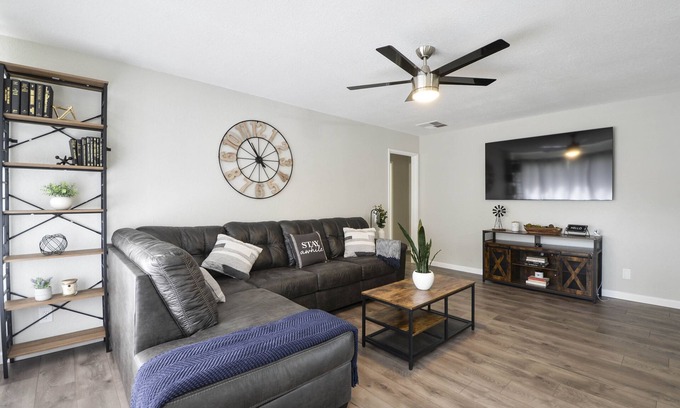 Los Banos Casa | Wonderful 3 bed 2 bath home with plenty of parking