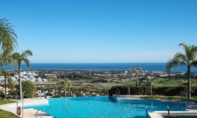 Nueva Milla de Oro Apartamento | Wonderful 3-bedroom apartment with garden and amazing views Hacienda Senorio Cifuentes Marbella
