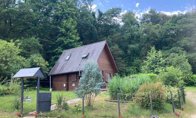 Belle-Isle-en-Terre Chalet De Esquí | Wonderful 3-bedroom chalet on a seasonal campsite in the forest