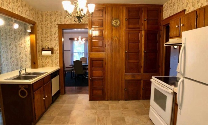 Oneonta Casa | Wonderful 4 bedroom home with WiFi in lovely Oneonta. Only 2 with beds currently