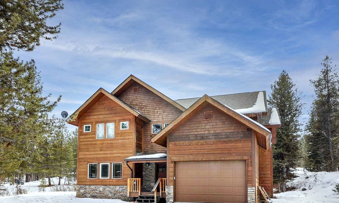 McCall Casa | Wonderful 5 bdrm cabin on 1acre wooded lot with stream