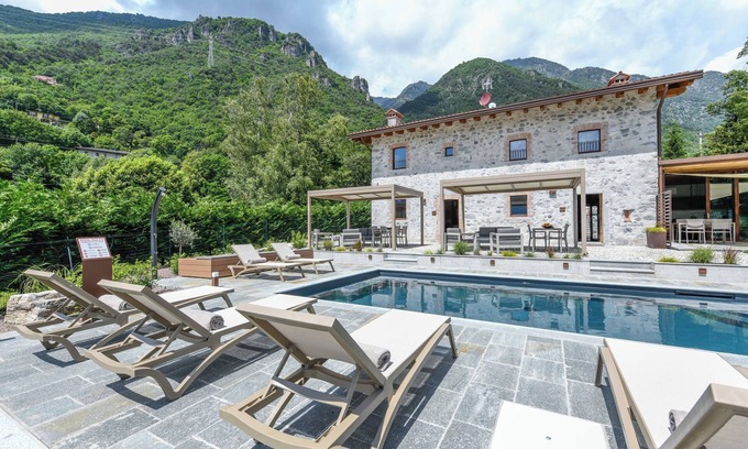 Anfo Apartamento | Wonderful apartment with swimming pool and lake view
