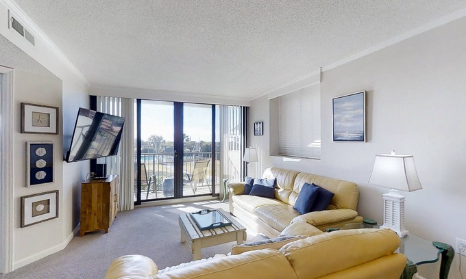 Atlantic Beach Condominio | Wonderful condo with private washer/dryer, balcony, and pool/tennis
