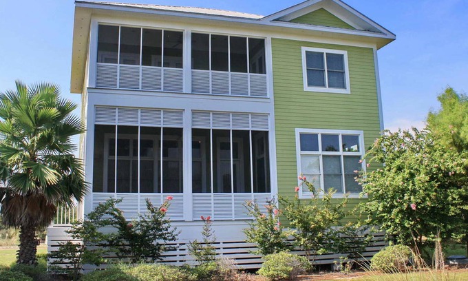 Plantation Casa | Wonderful dog-friendly home with elevator, grill, on-site outdoor pools and gym
