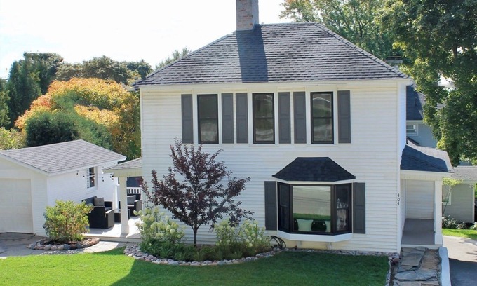 Harbor Springs Cabaña | Wonderful Downtown Harbor Springs Cottage, quick walk to shops and restaurants!