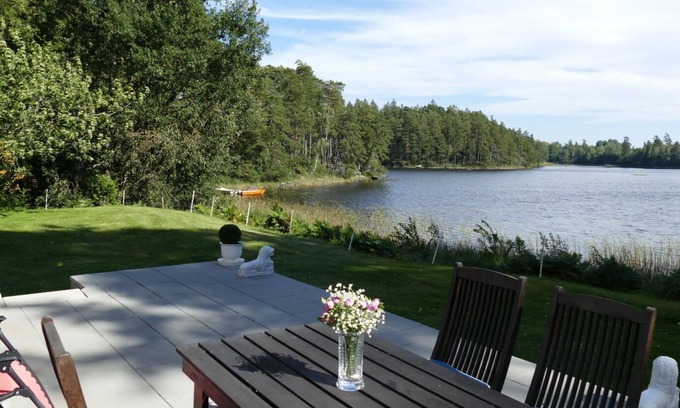 Ryd Casa | Wonderful holiday home directly on Lake Åsnen with boats, canoes and internet