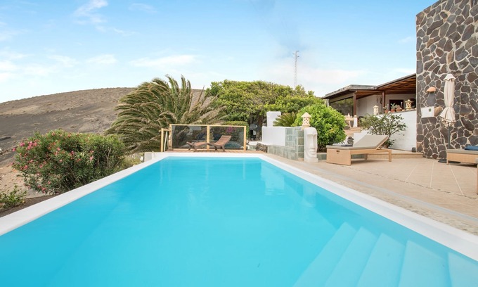 La Asomada Chalet De Esquí | Maravillosa casa Pure La Asomada con increibles vistas al mar, WiFi y piscina