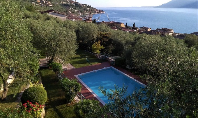 Assenza Apartamento | Wonderful lake view with private garden and pool among olive trees