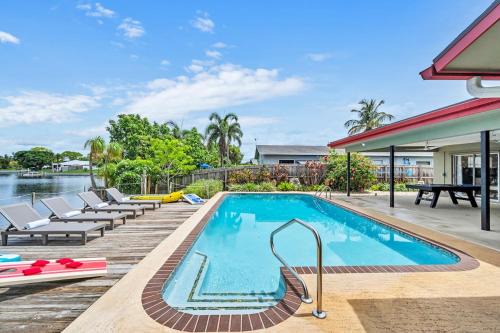 Golfview Harbor Casa | Wonderful Lake Front Pool Home East Boyton TikiBar