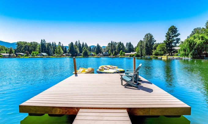 Cle Elum Cabina | Wonderful lakefront cabin & guesthouse with mountain view & private dock