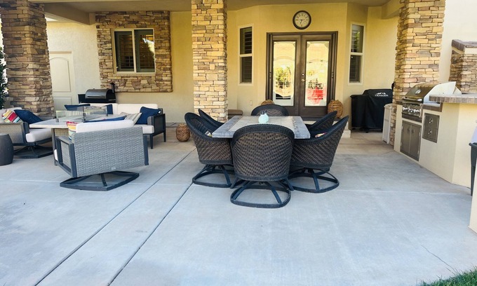 Bloomington Casa | Wonderful large family home, pool, hot tub, outdoor kitchen, Bear Claw Poppy