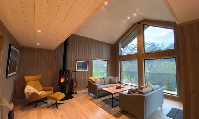 Dalsbygda Cabina | Wonderful, modern cabin, 15 minutes from Geiranger